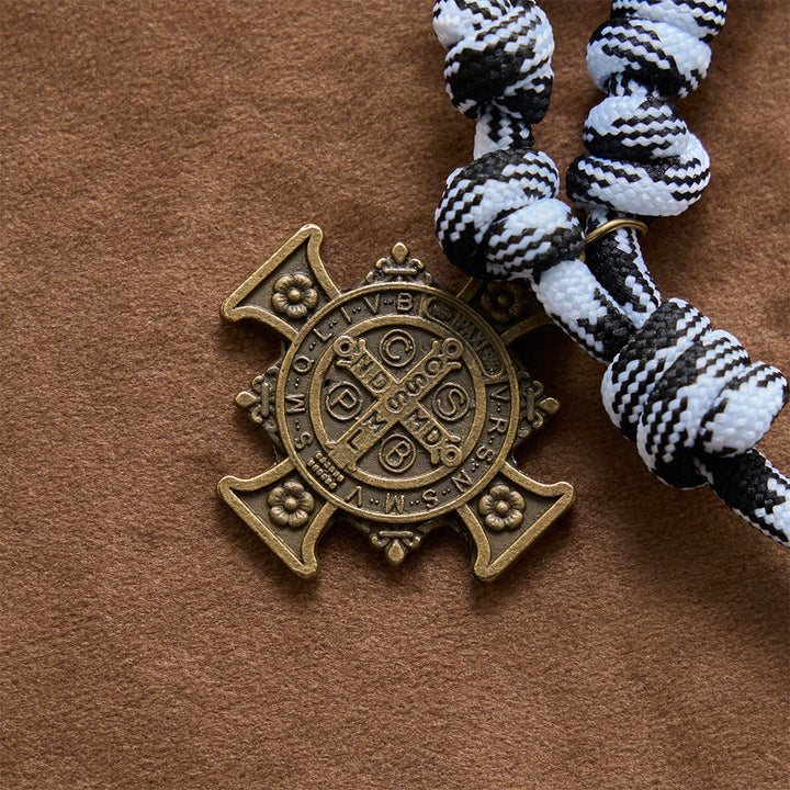 Christianartworkshop Rosario annodato in paracord intrecciato bianco e nero con placca di San Benedetto e croce di Gesù. - image 7