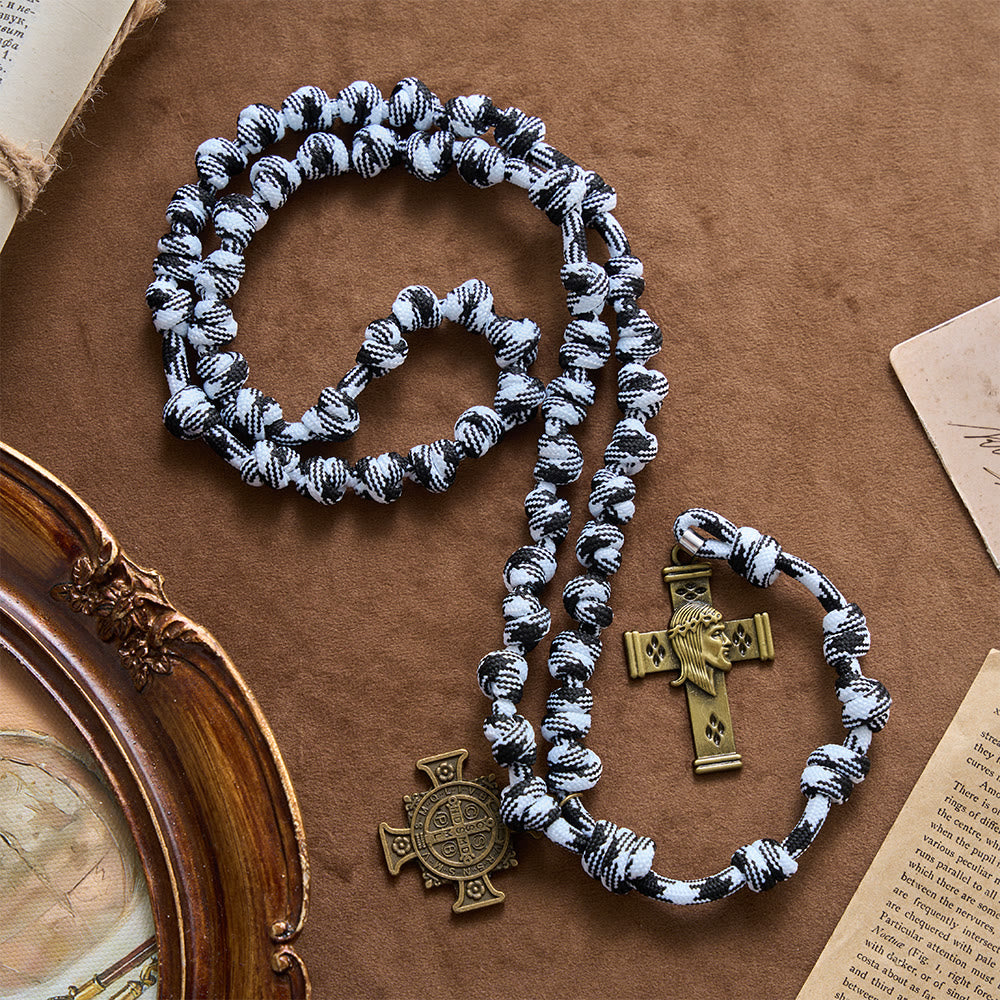 Christianartworkshop Rosario annodato in paracord intrecciato bianco e nero con placca di San Benedetto e croce di Gesù. - image 3