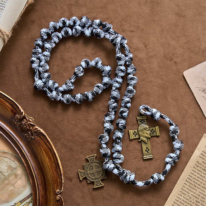 Christianartworkshop Rosario annodato in paracord intrecciato bianco e nero con placca di San Benedetto e croce di Gesù. - image 3