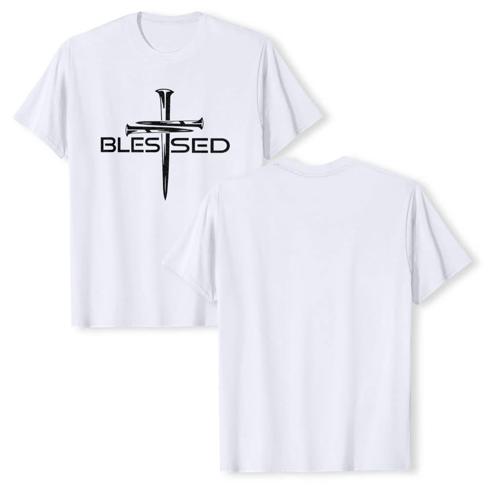 Christianartworkshop T-shirt a maniche corte premium con stampa frontale a blocchi con scritta in grassetto e croce a tre chiodi "Blessed Three Nails Cross Split Bold Block Word". - image 13
