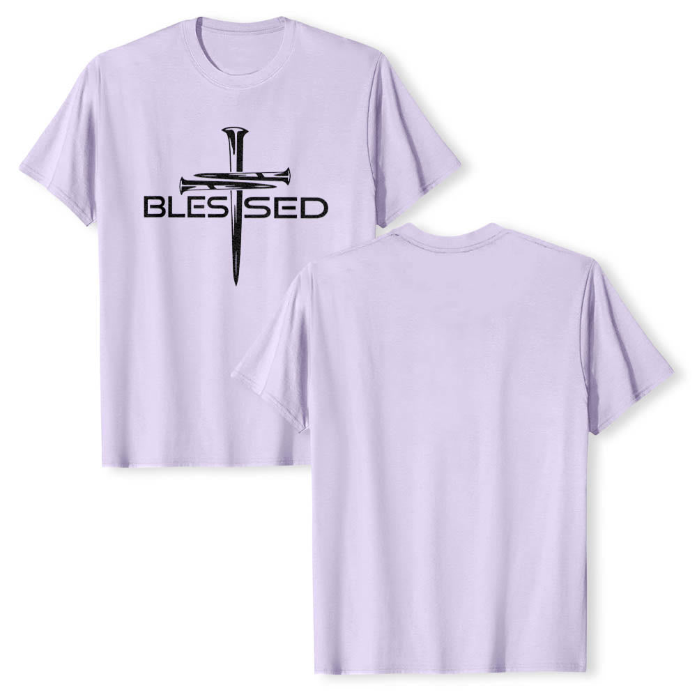 Christianartworkshop T-shirt a maniche corte premium con stampa frontale a blocchi con scritta in grassetto e croce a tre chiodi "Blessed Three Nails Cross Split Bold Block Word". - image 10