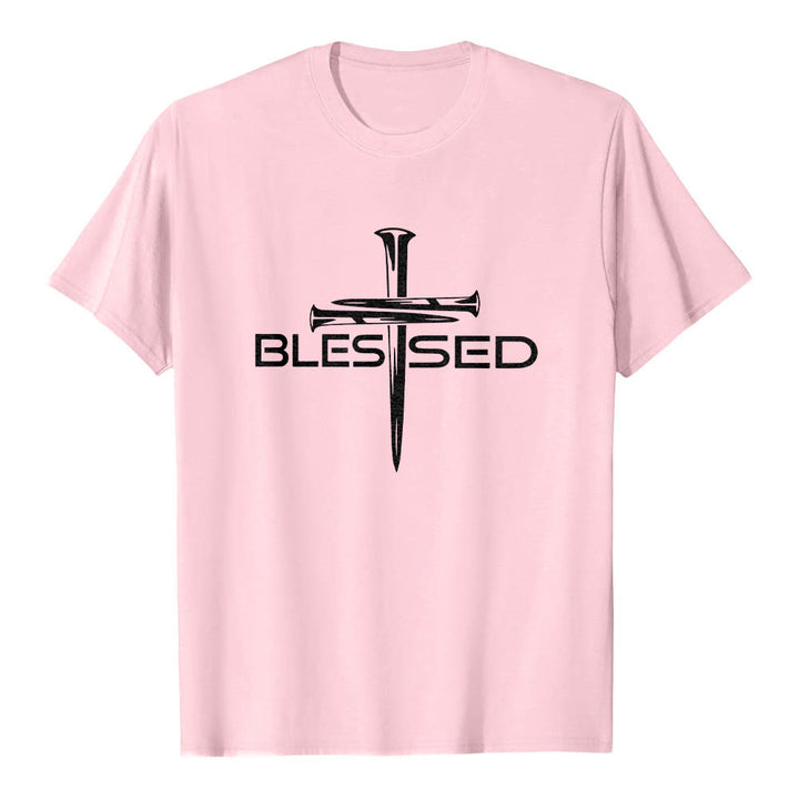 Christianartworkshop T-shirt a maniche corte premium con stampa frontale a blocchi con scritta in grassetto e croce a tre chiodi "Blessed Three Nails Cross Split Bold Block Word". - Rosa - 2XL - image 24