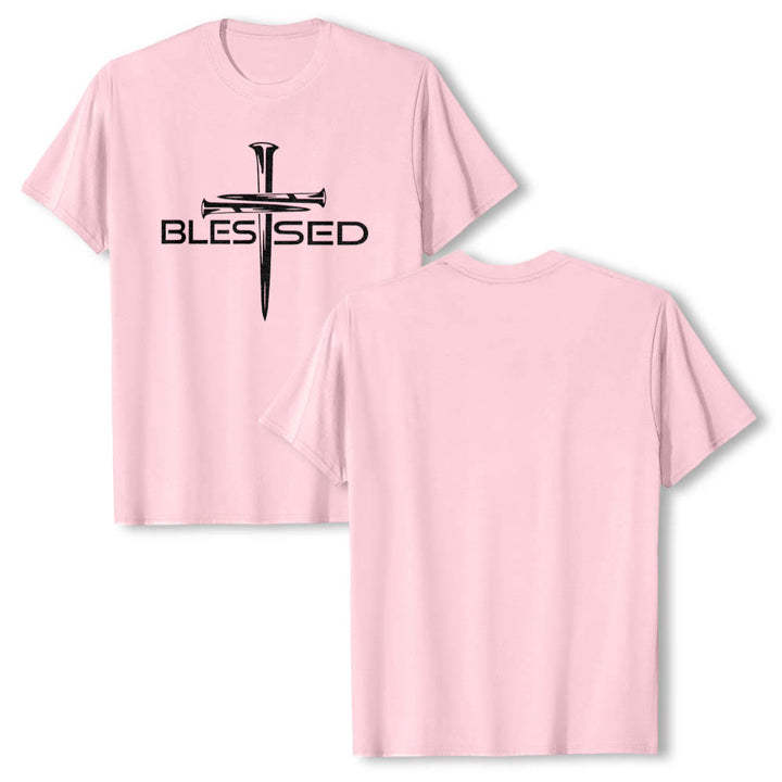 Christianartworkshop T-shirt a maniche corte premium con stampa frontale a blocchi con scritta in grassetto e croce a tre chiodi "Blessed Three Nails Cross Split Bold Block Word". - image 25