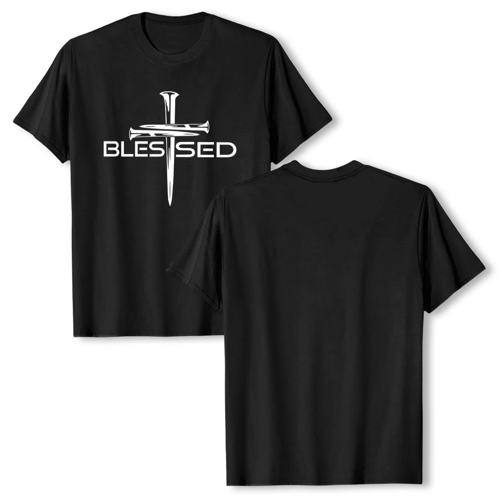 Christianartworkshop T-shirt a maniche corte premium con stampa frontale a blocchi con scritta in grassetto e croce a tre chiodi "Blessed Three Nails Cross Split Bold Block Word". - image 1