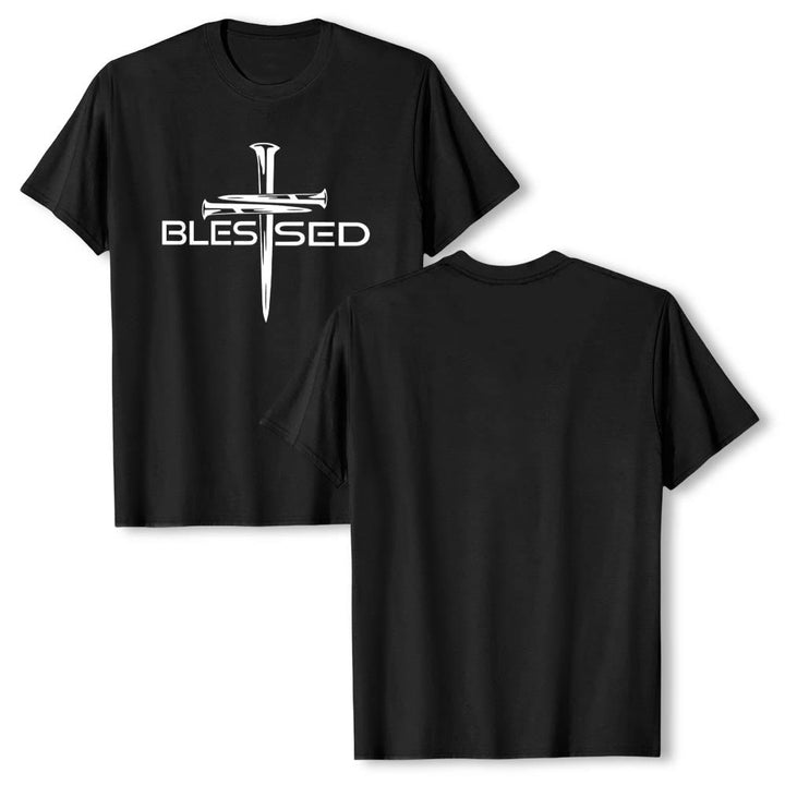 Christianartworkshop T-shirt a maniche corte premium con stampa frontale a blocchi con scritta in grassetto e croce a tre chiodi "Blessed Three Nails Cross Split Bold Block Word". - image 1