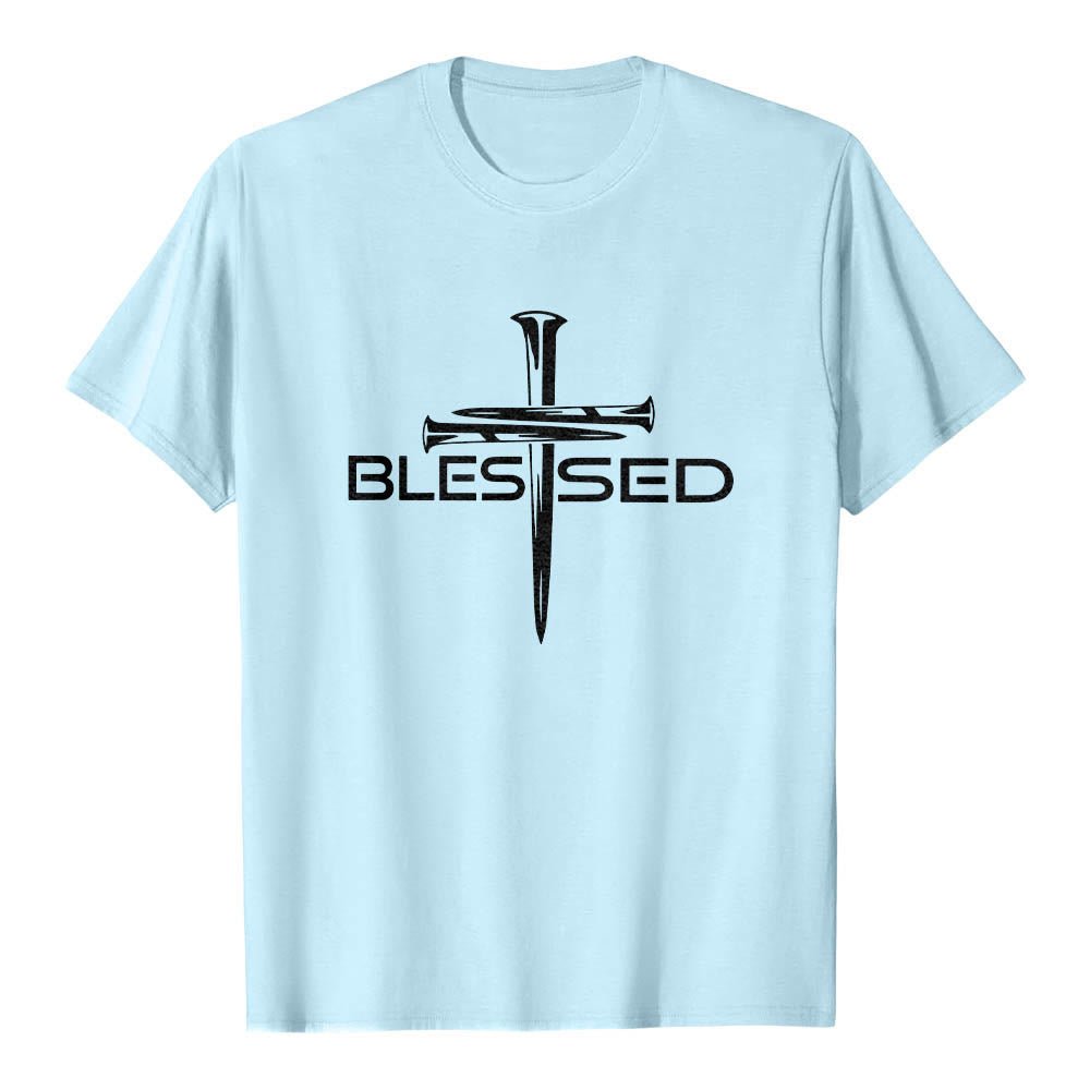 Christianartworkshop T-shirt a maniche corte premium con stampa frontale a blocchi con scritta in grassetto e croce a tre chiodi "Blessed Three Nails Cross Split Bold Block Word". - Blu - 2XL - image 6