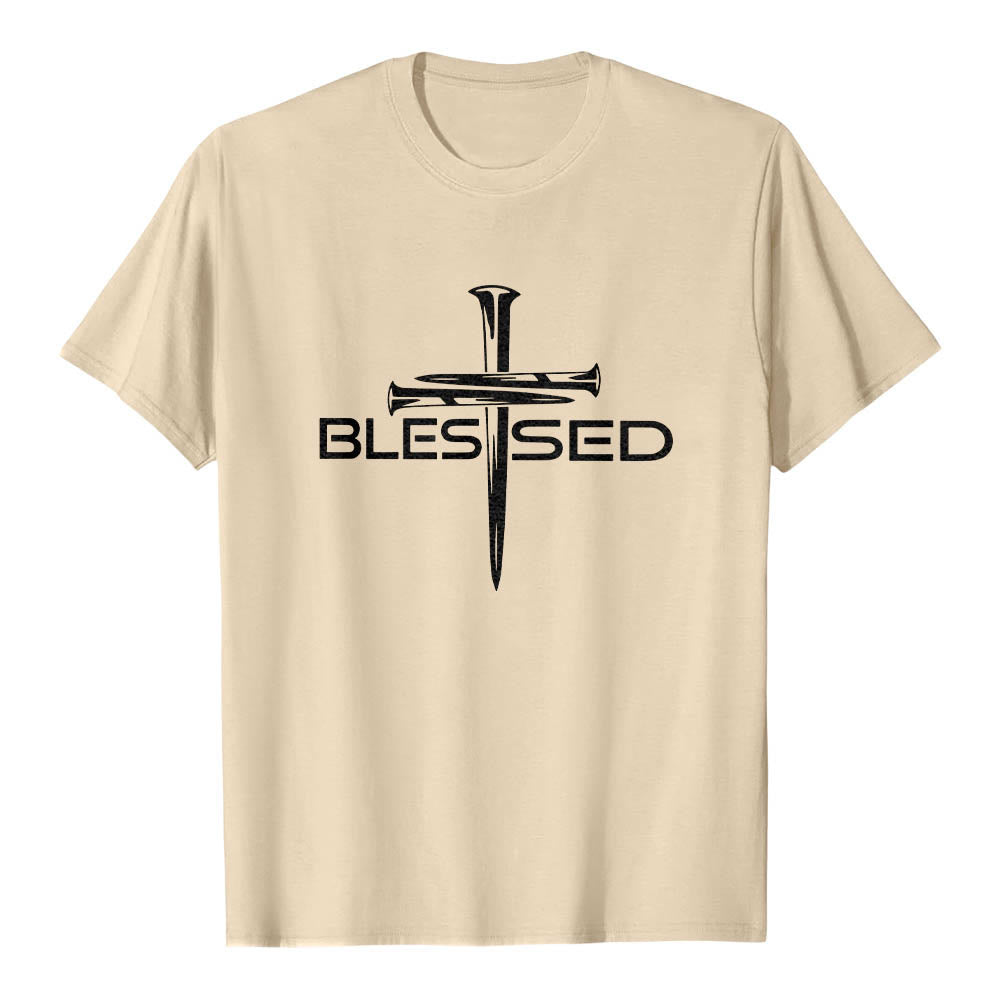 Christianartworkshop T-shirt a maniche corte premium con stampa frontale a blocchi con scritta in grassetto e croce a tre chiodi "Blessed Three Nails Cross Split Bold Block Word". - Beige - 2XL - image 18