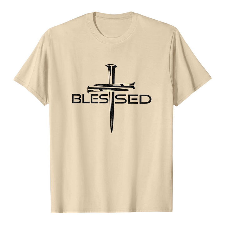 Christianartworkshop T-shirt a maniche corte premium con stampa frontale a blocchi con scritta in grassetto e croce a tre chiodi "Blessed Three Nails Cross Split Bold Block Word". - Beige - 2XL - image 18
