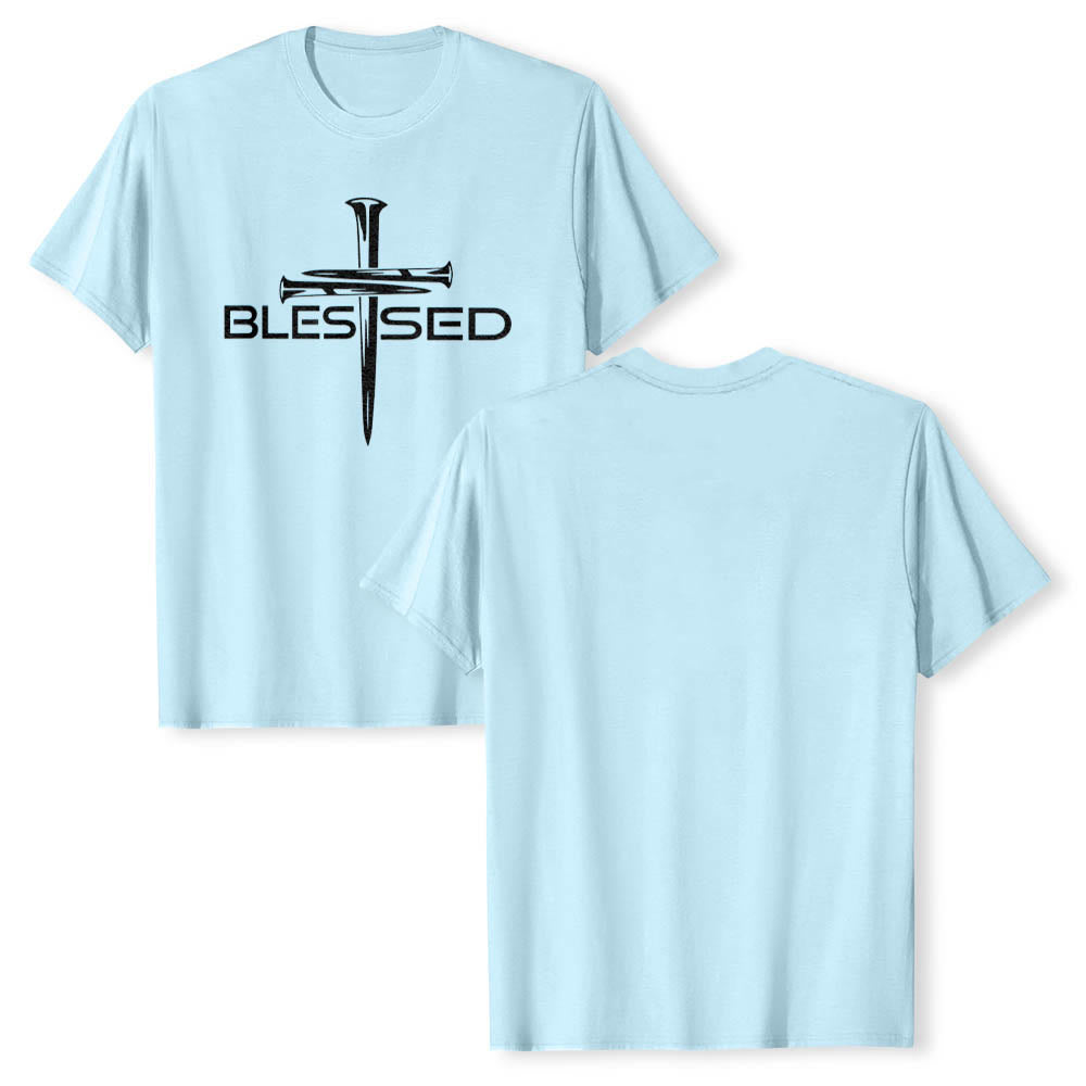 Christianartworkshop T-shirt a maniche corte premium con stampa frontale a blocchi con scritta in grassetto e croce a tre chiodi "Blessed Three Nails Cross Split Bold Block Word". - image 7