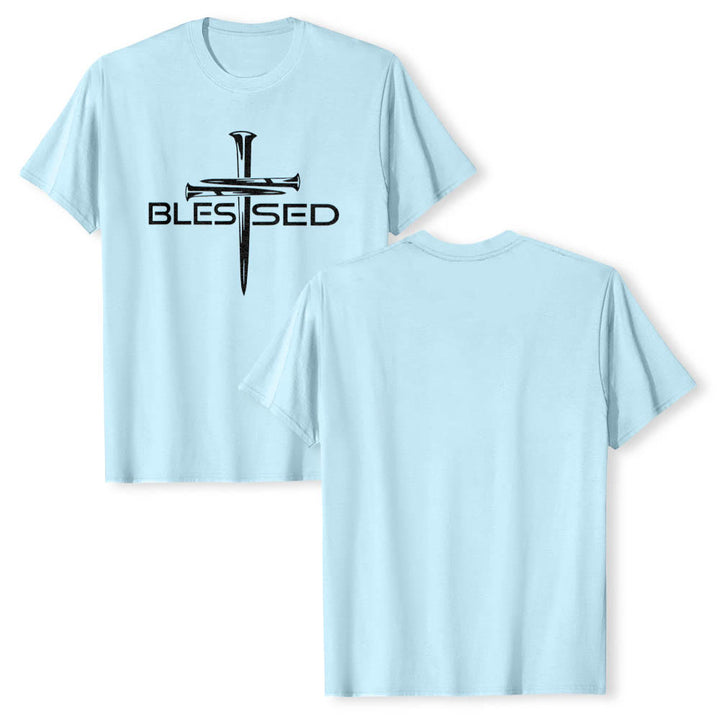 Christianartworkshop T-shirt a maniche corte premium con stampa frontale a blocchi con scritta in grassetto e croce a tre chiodi "Blessed Three Nails Cross Split Bold Block Word". - image 7