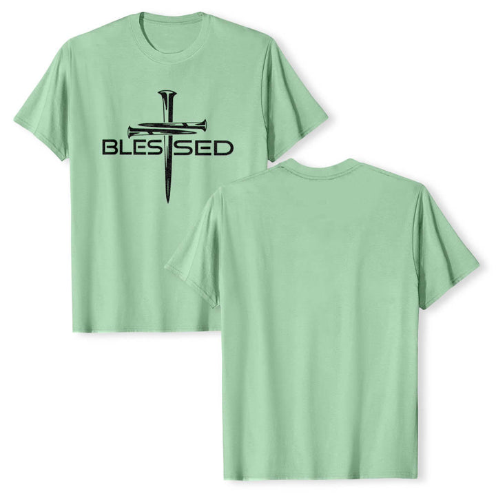 Christianartworkshop T-shirt a maniche corte premium con stampa frontale a blocchi con scritta in grassetto e croce a tre chiodi "Blessed Three Nails Cross Split Bold Block Word". - image 22