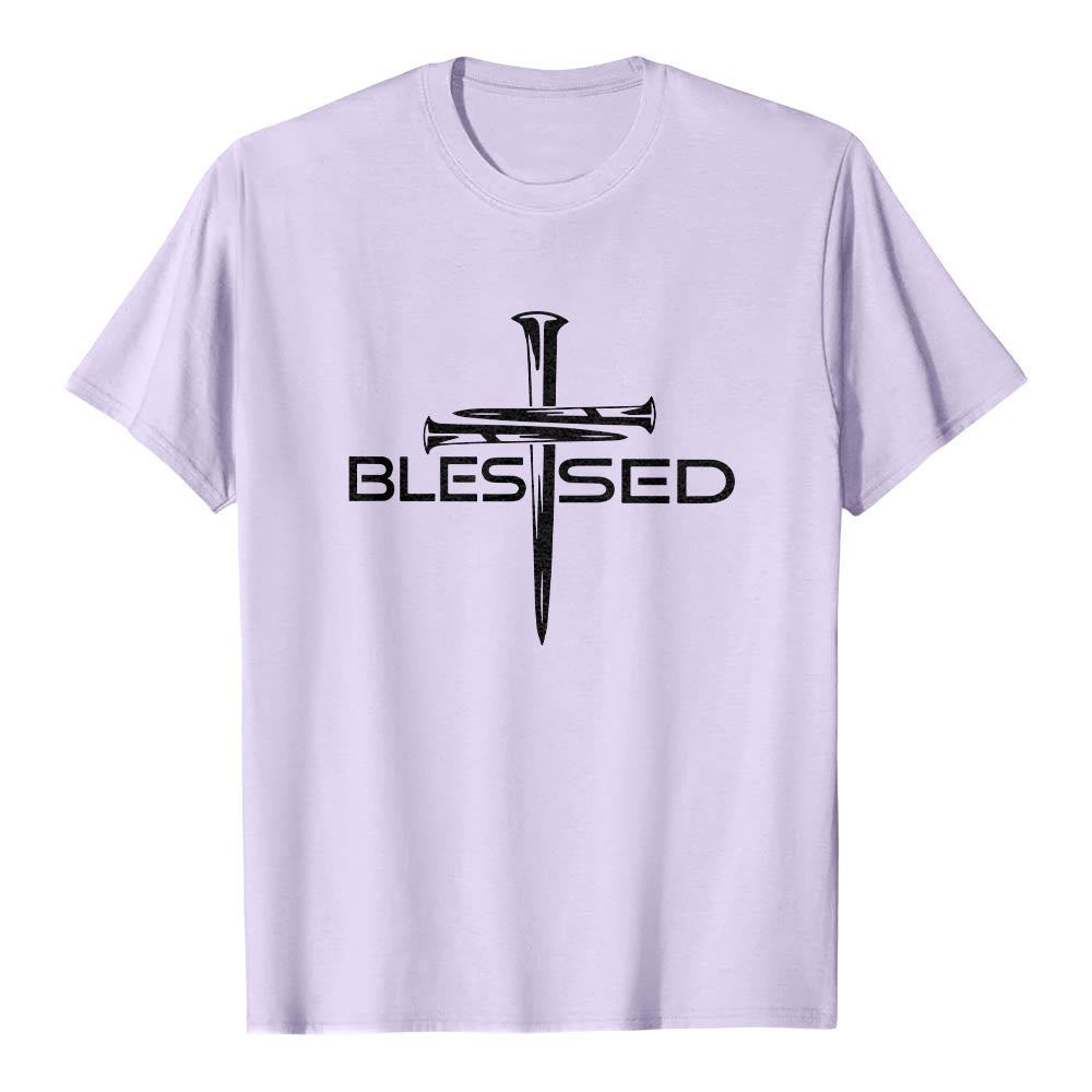 Christianartworkshop T-shirt a maniche corte premium con stampa frontale a blocchi con scritta in grassetto e croce a tre chiodi "Blessed Three Nails Cross Split Bold Block Word". - Viola - 2XL - image 9