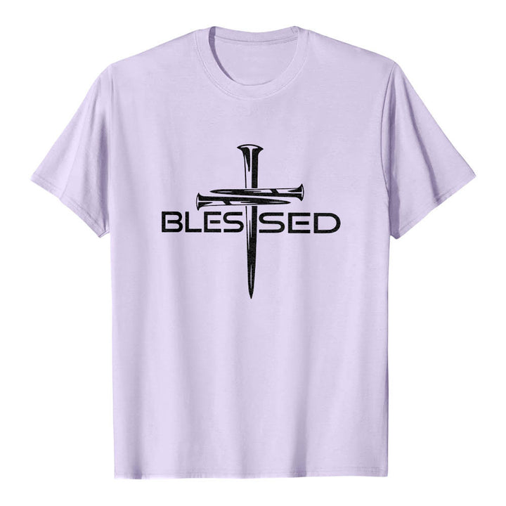 Christianartworkshop T-shirt a maniche corte premium con stampa frontale a blocchi con scritta in grassetto e croce a tre chiodi "Blessed Three Nails Cross Split Bold Block Word". - Viola - 2XL - image 9
