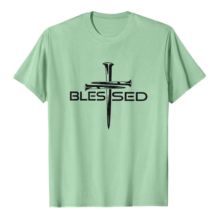 Christianartworkshop T-shirt a maniche corte premium con stampa frontale a blocchi con scritta in grassetto e croce a tre chiodi "Blessed Three Nails Cross Split Bold Block Word". - Verde chiaro - 2XL - image 21