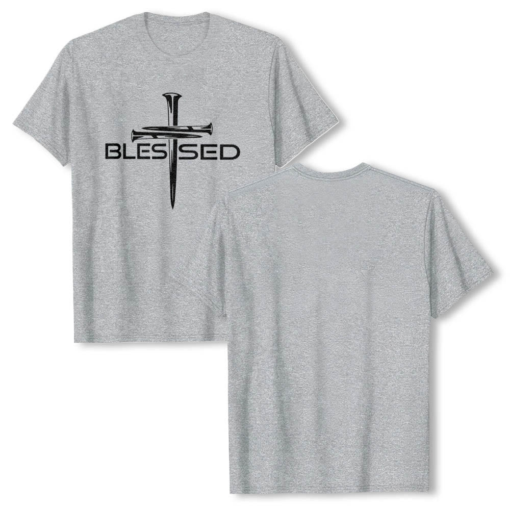 Christianartworkshop T-shirt a maniche corte premium con stampa frontale a blocchi con scritta in grassetto e croce a tre chiodi "Blessed Three Nails Cross Split Bold Block Word". - image 16
