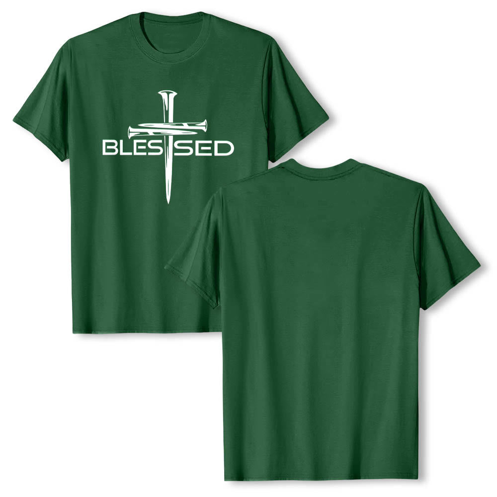 Christianartworkshop T-shirt a maniche corte premium con stampa frontale a blocchi con scritta in grassetto e croce a tre chiodi "Blessed Three Nails Cross Split Bold Block Word". - image 4