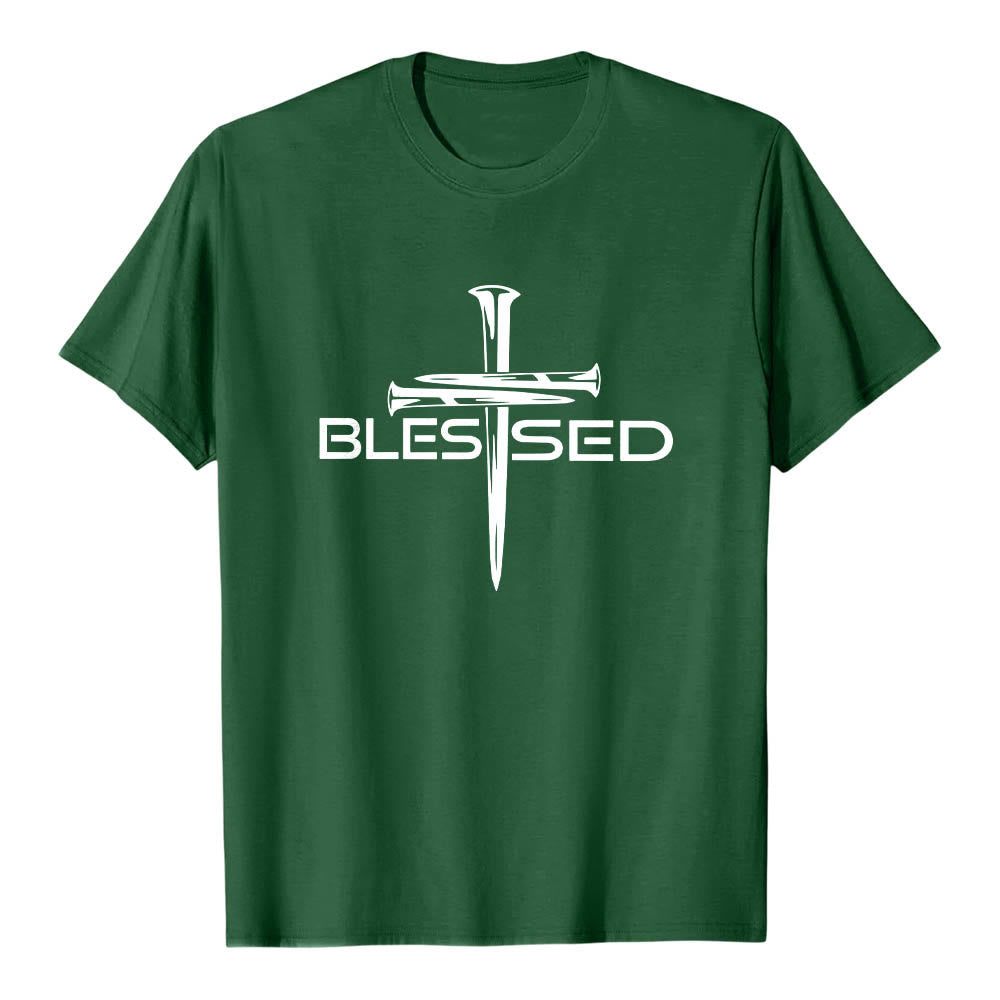 Christianartworkshop T-shirt a maniche corte premium con stampa frontale a blocchi con scritta in grassetto e croce a tre chiodi "Blessed Three Nails Cross Split Bold Block Word". - Verde scuro - 2XL - image 3