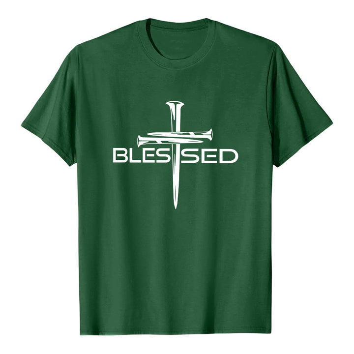 Christianartworkshop T-shirt a maniche corte premium con stampa frontale a blocchi con scritta in grassetto e croce a tre chiodi "Blessed Three Nails Cross Split Bold Block Word". - Verde scuro - 2XL - image 3
