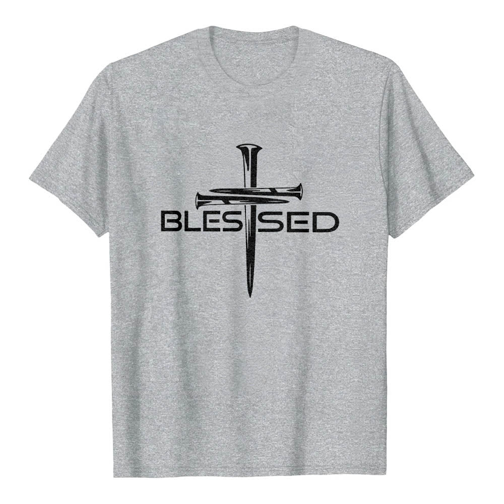 Christianartworkshop T-shirt a maniche corte premium con stampa frontale a blocchi con scritta in grassetto e croce a tre chiodi "Blessed Three Nails Cross Split Bold Block Word". - Grigio - 2XL - image 15