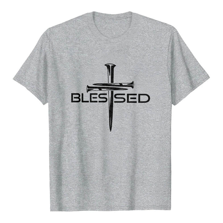 Christianartworkshop T-shirt a maniche corte premium con stampa frontale a blocchi con scritta in grassetto e croce a tre chiodi "Blessed Three Nails Cross Split Bold Block Word". - Grigio - 2XL - image 15