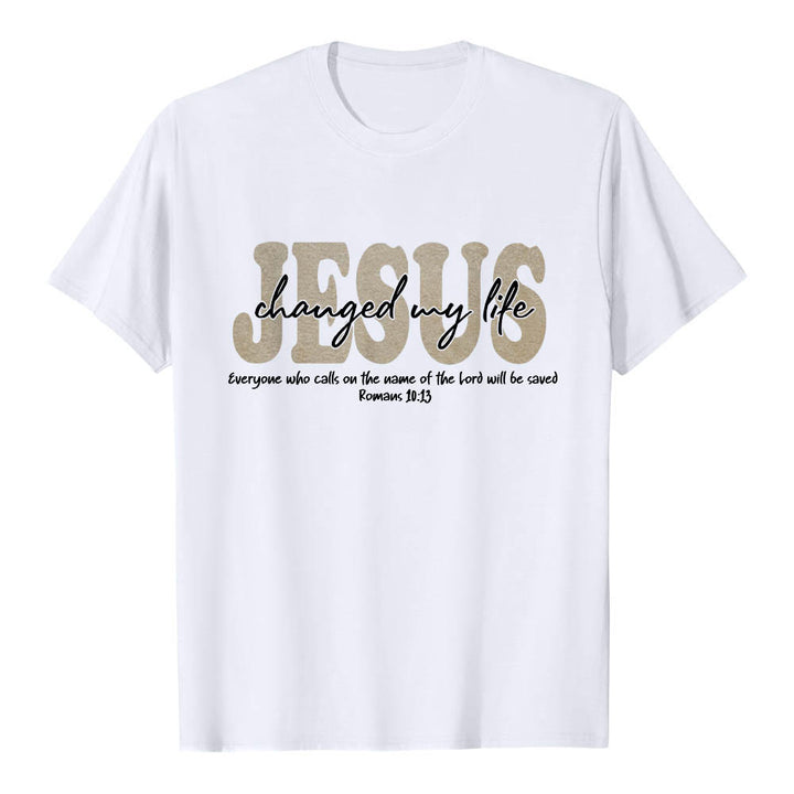 Christianartworkshop Maglietta a maniche corte premium con scritta in corsivo "JESUS ​​Overlay Cursive Changed My Life Romans 10:13" e triplo strato. - Bianco - 2XL - image 0