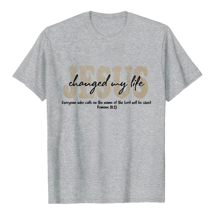 Christianartworkshop Maglietta a maniche corte premium con scritta in corsivo "JESUS ​​Overlay Cursive Changed My Life Romans 10:13" e triplo strato. - Grigio - 2XL - image 15