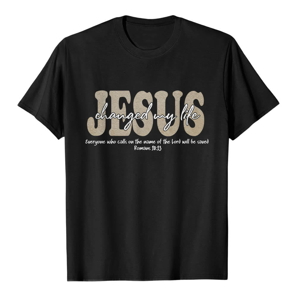 Christianartworkshop Maglietta a maniche corte premium con scritta in corsivo "JESUS ​​Overlay Cursive Changed My Life Romans 10:13" e triplo strato. - Nero - 2XL - image 3