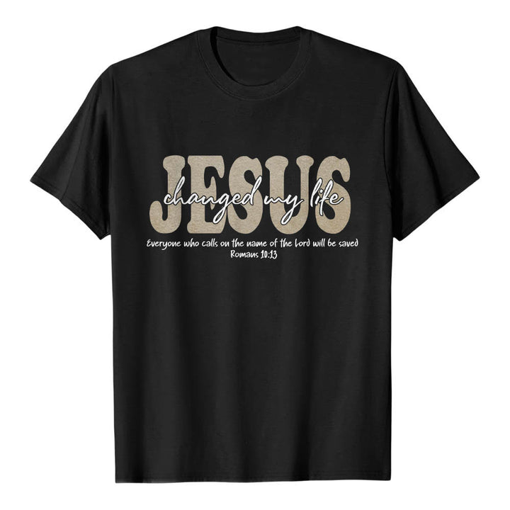 Christianartworkshop Maglietta a maniche corte premium con scritta in corsivo "JESUS ​​Overlay Cursive Changed My Life Romans 10:13" e triplo strato. - Nero - 2XL - image 3