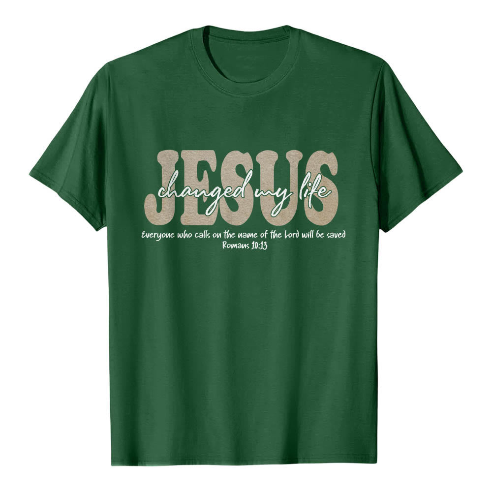 Christianartworkshop Maglietta a maniche corte premium con scritta in corsivo "JESUS ​​Overlay Cursive Changed My Life Romans 10:13" e triplo strato. - Verde scuro - 2XL - image 6