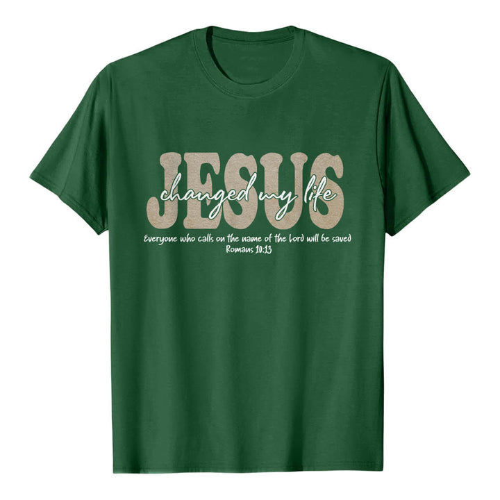 Christianartworkshop Maglietta a maniche corte premium con scritta in corsivo "JESUS ​​Overlay Cursive Changed My Life Romans 10:13" e triplo strato. - Verde scuro - 2XL - image 6