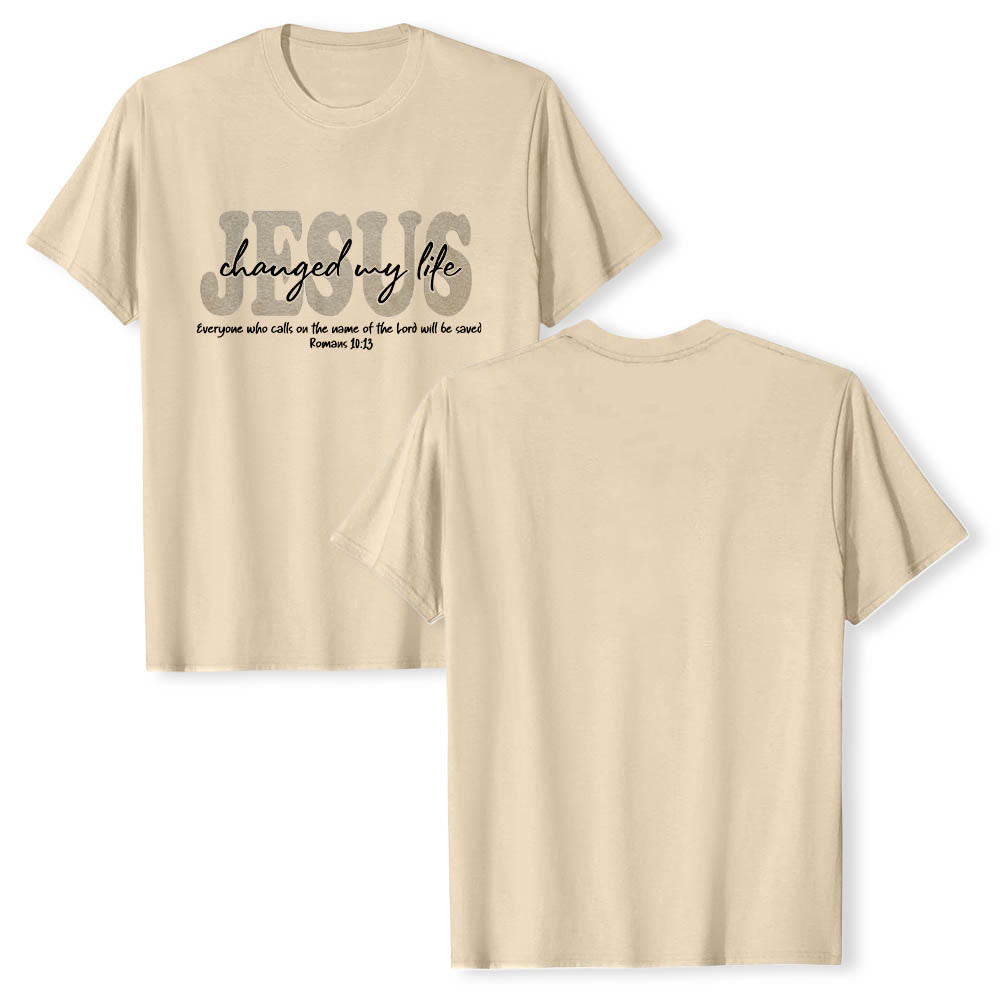 Christianartworkshop Maglietta a maniche corte premium con scritta in corsivo "JESUS ​​Overlay Cursive Changed My Life Romans 10:13" e triplo strato. - Beige - 2XL - image 18