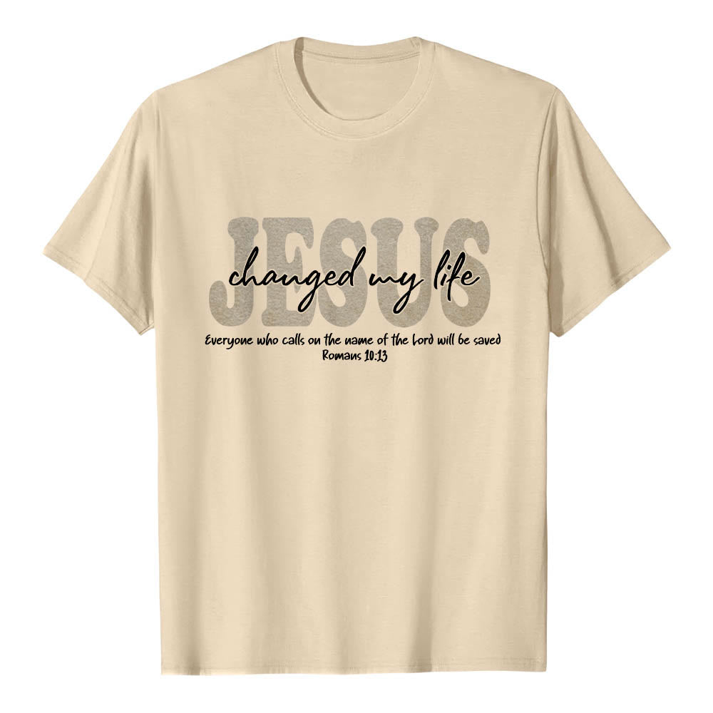 Christianartworkshop Maglietta a maniche corte premium con scritta in corsivo "JESUS ​​Overlay Cursive Changed My Life Romans 10:13" e triplo strato. - image 19