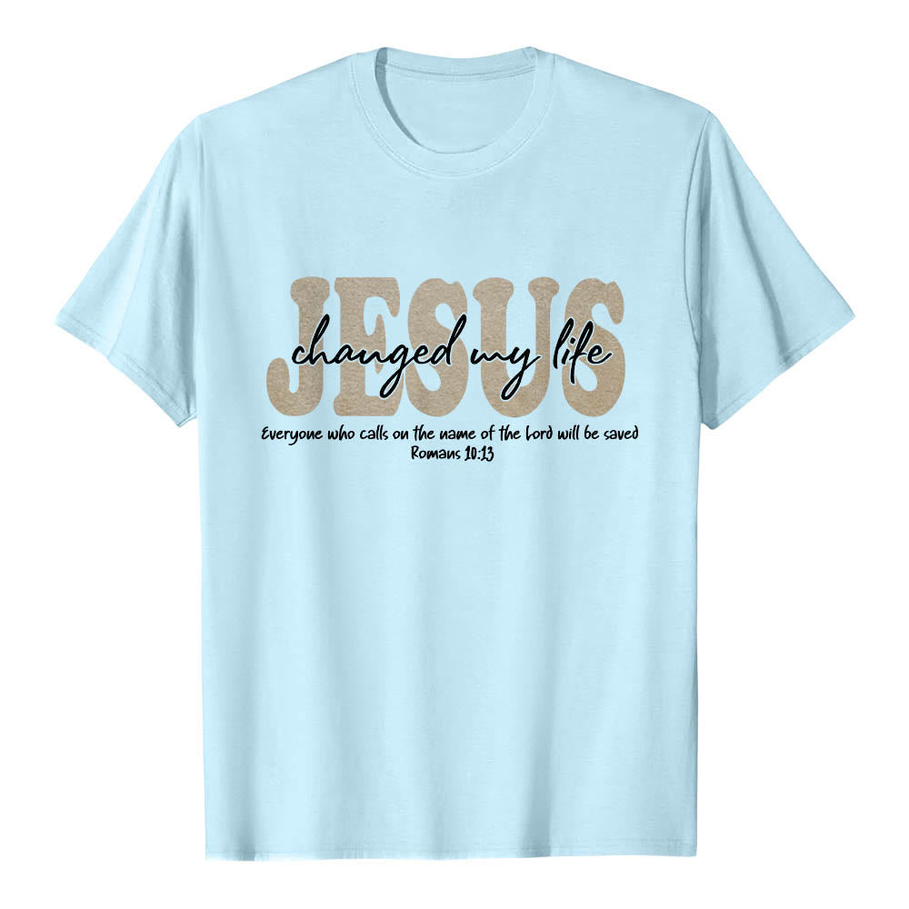 Christianartworkshop Maglietta a maniche corte premium con scritta in corsivo "JESUS ​​Overlay Cursive Changed My Life Romans 10:13" e triplo strato. - Blu - 2XL - image 9