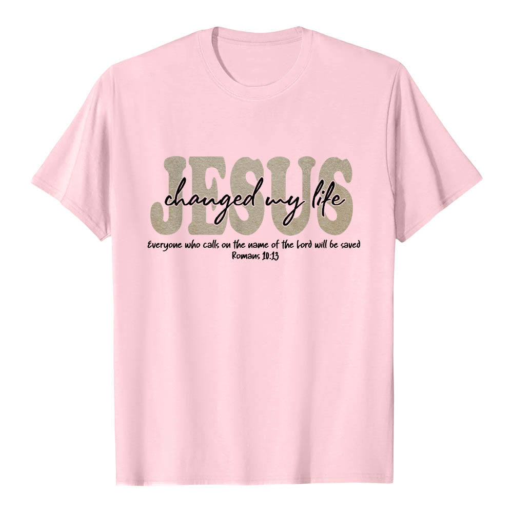 Christianartworkshop Maglietta a maniche corte premium con scritta in corsivo "JESUS ​​Overlay Cursive Changed My Life Romans 10:13" e triplo strato. - Rosa - 2XL - image 24