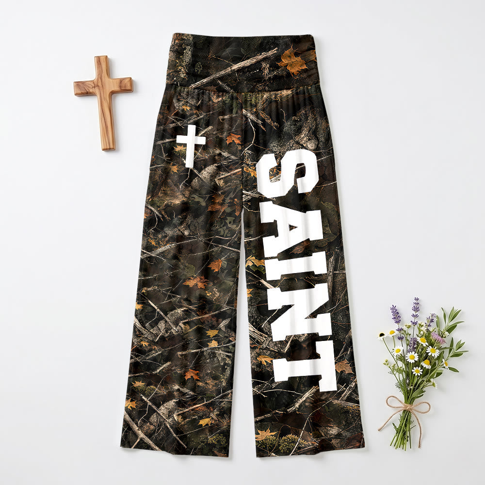 Christianartworkshop Pantaloni Varsity con stampa integrale verticale e scritta SAINT bianca a croce ripiegabile, vita alta e gamba larga - Camuffare - US22,UK/AU26,EU54 (6XL) - image 0