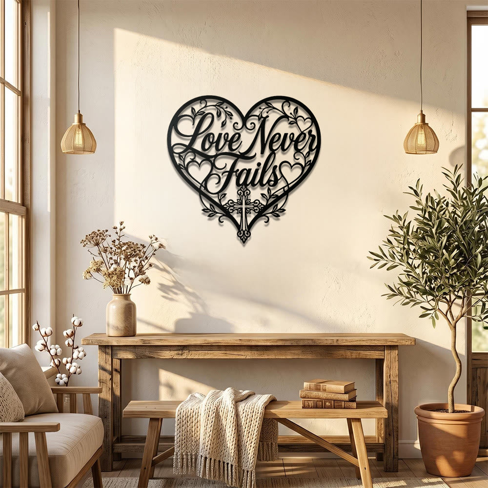 Christianartworkshop Decorazione murale in metallo con croce e cuore floreale in corsivo "L'amore non fallisce mai": emblema senza tempo della sacra grazia redentrice. - image 0
