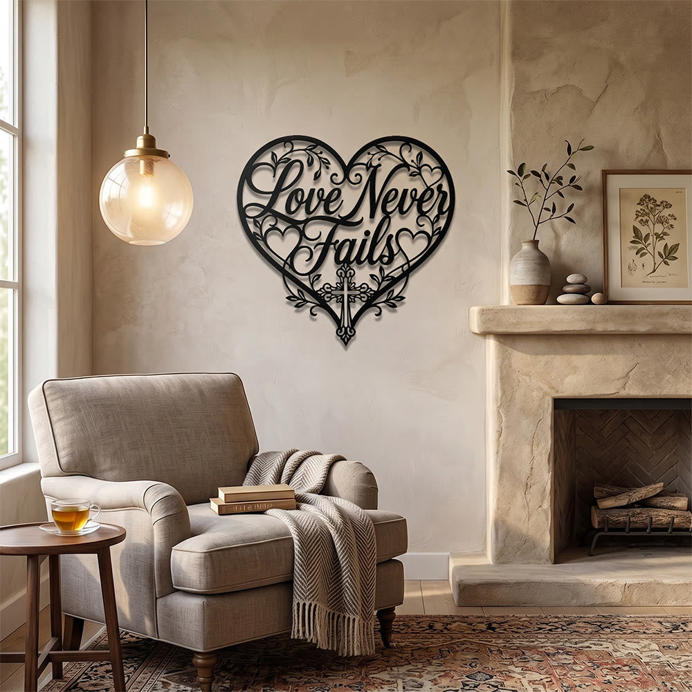 Christianartworkshop Decorazione murale in metallo con croce e cuore floreale in corsivo "L'amore non fallisce mai": emblema senza tempo della sacra grazia redentrice. - image 1