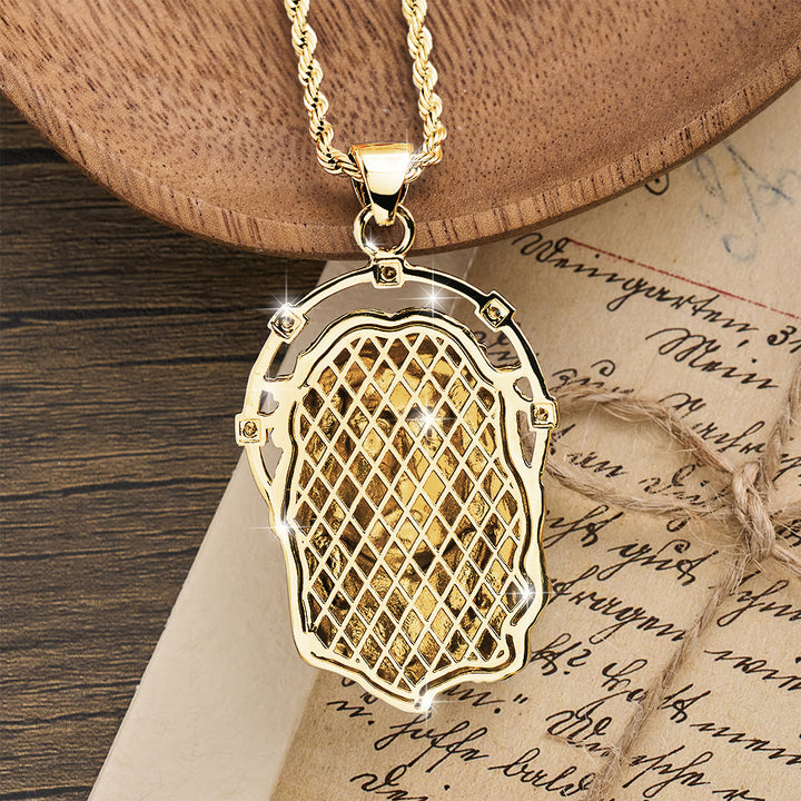 Christianartworkshop Collana con ciondolo ovale con aureola di strass e volto sacro, a maglie multiple: emblema senza tempo di dolce protezione celeste. - image 2