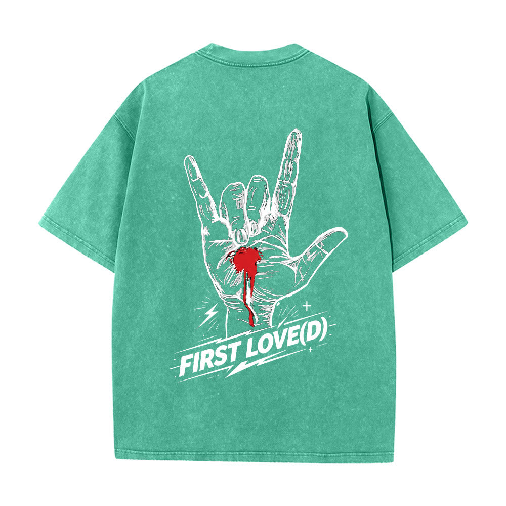 Christianartworkshop Maglietta Grunge Rock con grafica a forma di mano sanguinante, arco e slogan, grande scritta "First Love Letter" sul retro, effetto lavato. - image 11