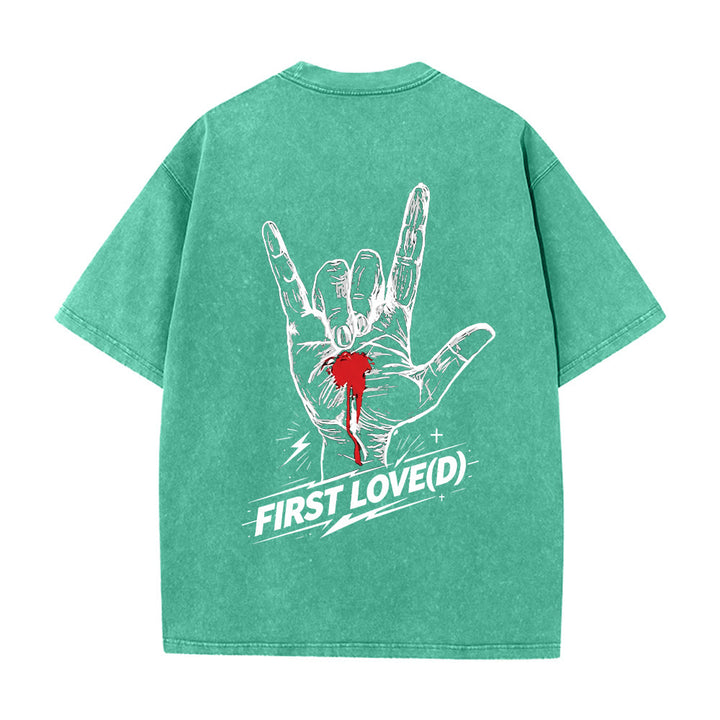 Christianartworkshop Maglietta Grunge Rock con grafica a forma di mano sanguinante, arco e slogan, grande scritta "First Love Letter" sul retro, effetto lavato. - image 11