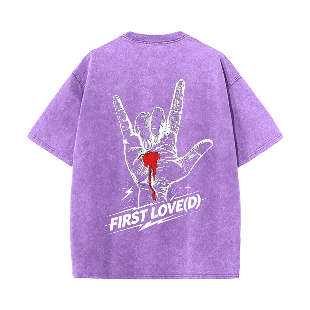 Christianartworkshop Maglietta Grunge Rock con grafica a forma di mano sanguinante, arco e slogan, grande scritta "First Love Letter" sul retro, effetto lavato. - image 14