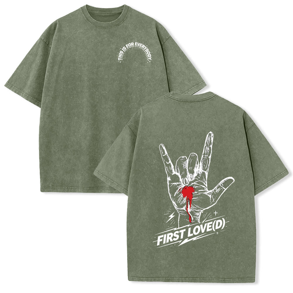 Christianartworkshop Maglietta Grunge Rock con grafica a forma di mano sanguinante, arco e slogan, grande scritta "First Love Letter" sul retro, effetto lavato. - Verde militare - 5XL - image 21