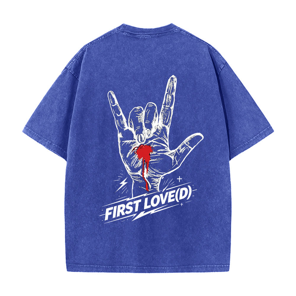 Christianartworkshop Maglietta Grunge Rock con grafica a forma di mano sanguinante, arco e slogan, grande scritta "First Love Letter" sul retro, effetto lavato. - image 20