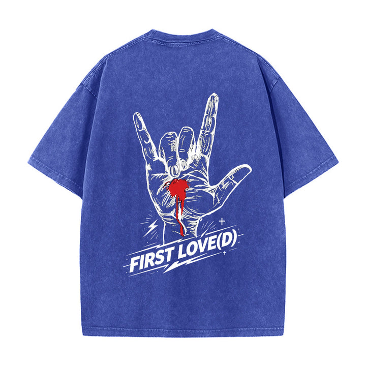Christianartworkshop Maglietta Grunge Rock con grafica a forma di mano sanguinante, arco e slogan, grande scritta "First Love Letter" sul retro, effetto lavato. - image 20