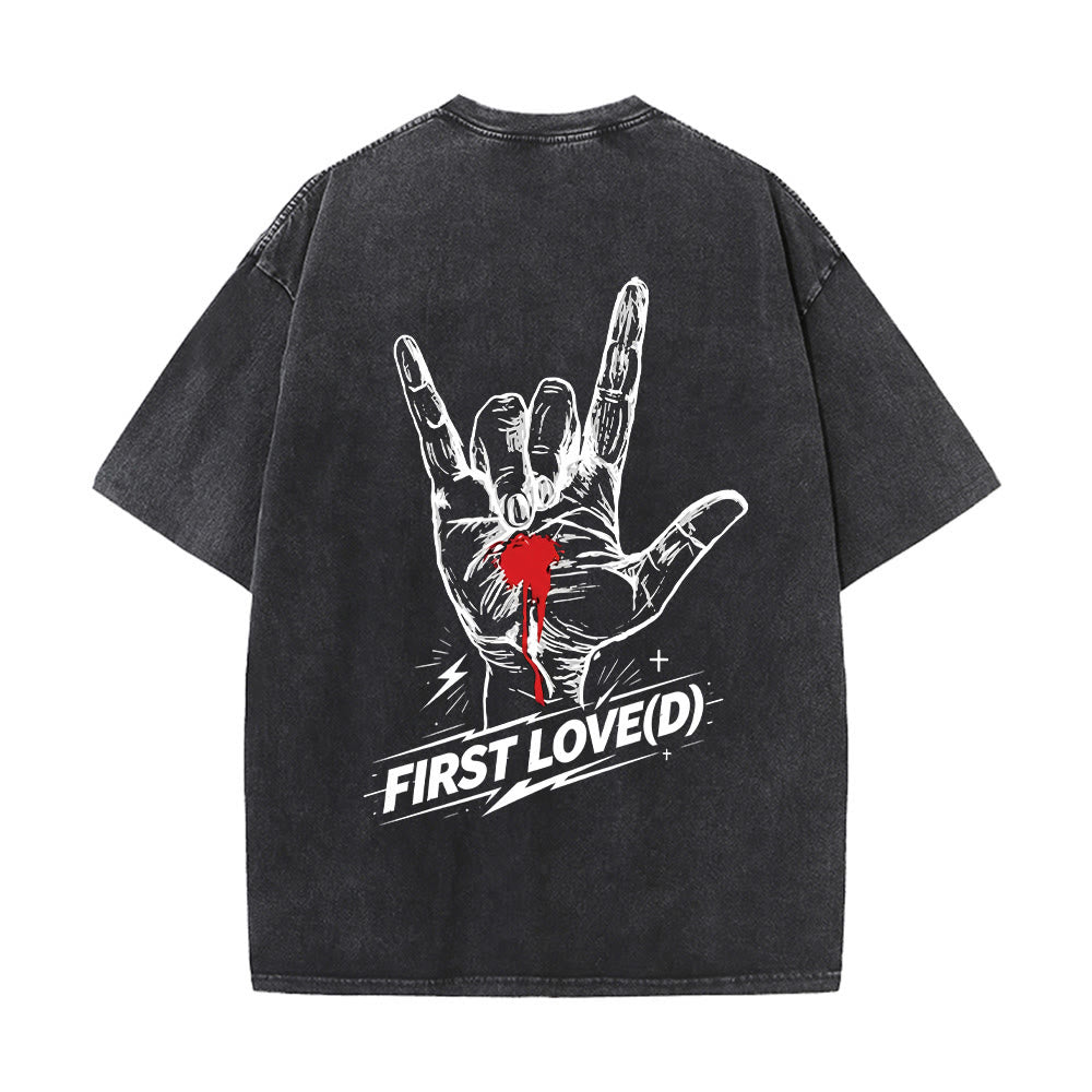 Christianartworkshop Maglietta Grunge Rock con grafica a forma di mano sanguinante, arco e slogan, grande scritta "First Love Letter" sul retro, effetto lavato. - image 2