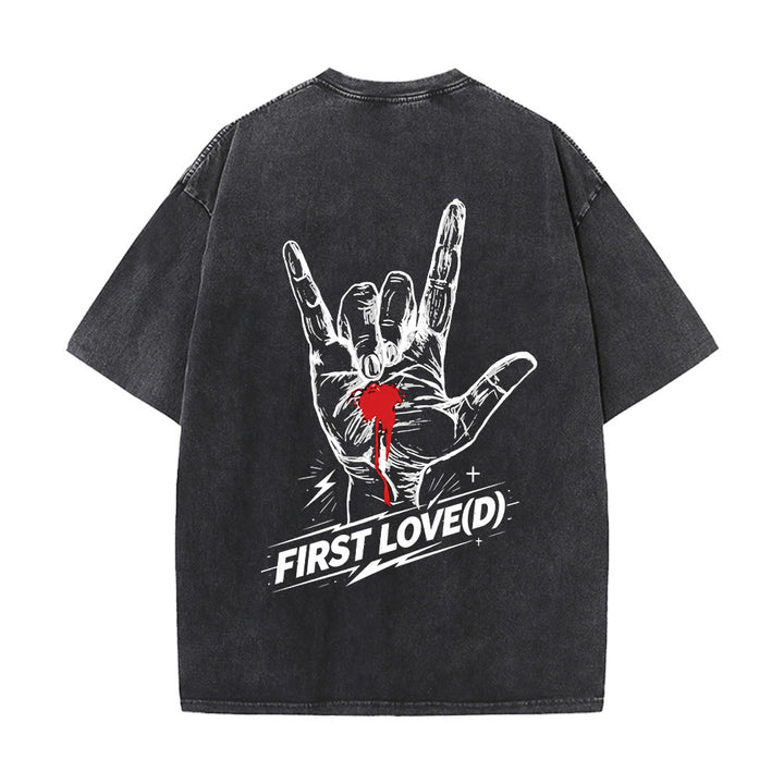 Christianartworkshop Maglietta Grunge Rock con grafica a forma di mano sanguinante, arco e slogan, grande scritta "First Love Letter" sul retro, effetto lavato. - image 2