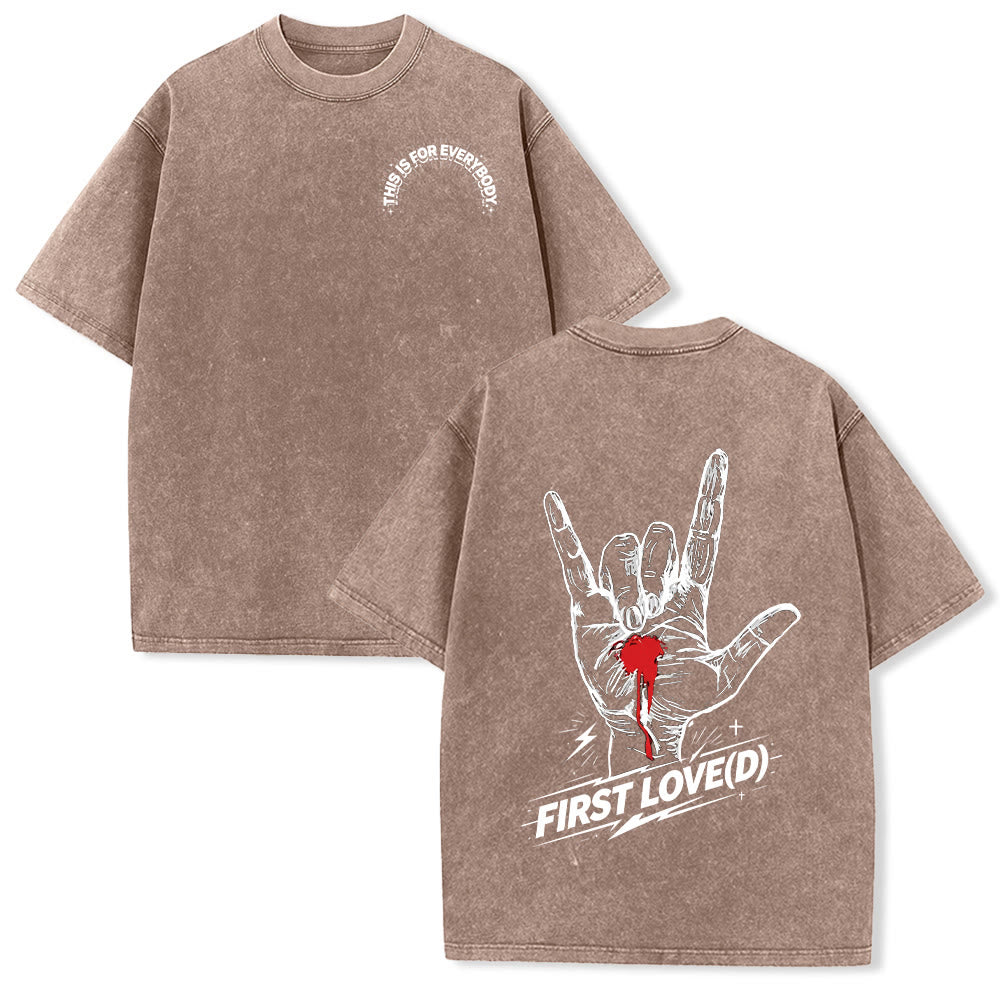 Christianartworkshop Maglietta Grunge Rock con grafica a forma di mano sanguinante, arco e slogan, grande scritta "First Love Letter" sul retro, effetto lavato. - Marrone - 5XL - image 3