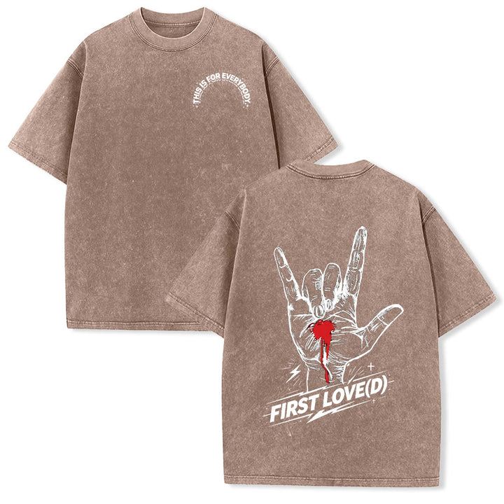 Christianartworkshop Maglietta Grunge Rock con grafica a forma di mano sanguinante, arco e slogan, grande scritta "First Love Letter" sul retro, effetto lavato. - Marrone - 5XL - image 3