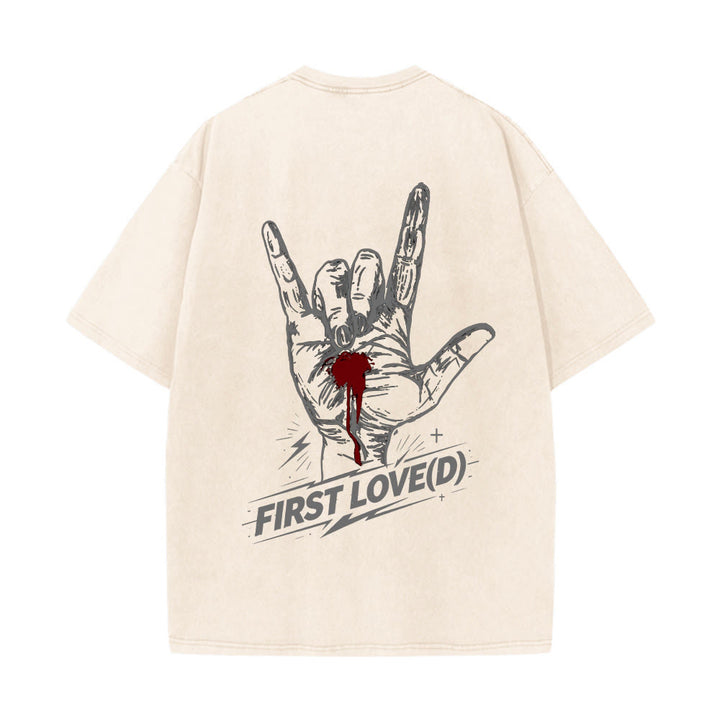 Christianartworkshop Maglietta Grunge Rock con grafica a forma di mano sanguinante, arco e slogan, grande scritta "First Love Letter" sul retro, effetto lavato. - image 8