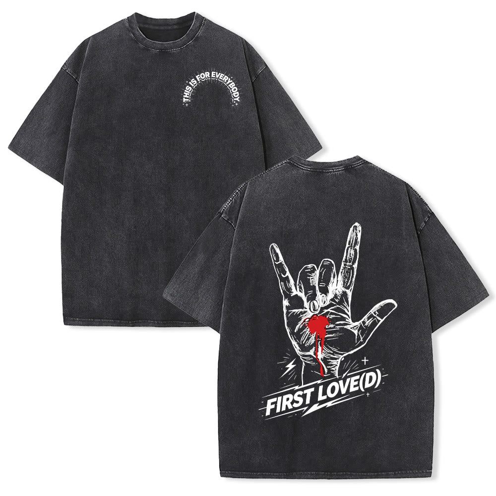 Christianartworkshop Maglietta Grunge Rock con grafica a forma di mano sanguinante, arco e slogan, grande scritta "First Love Letter" sul retro, effetto lavato. - Nero - 5XL - image 0
